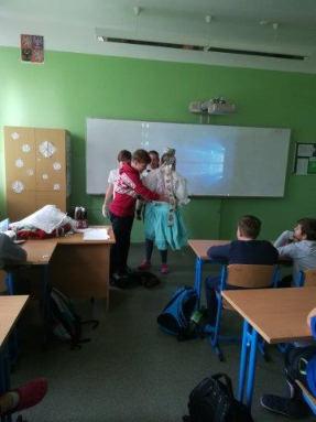 Den Země - Galerie na plotě, pocitový chodník V rámci oslav Dne Země se učitelé 1.
