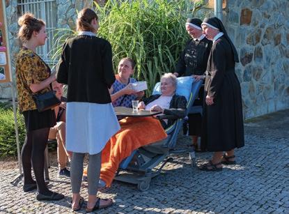 Církev pomáhá Podstatnou součástí života církve je pomoc potřebným v těžkých životních situacích a solidarita s nimi.