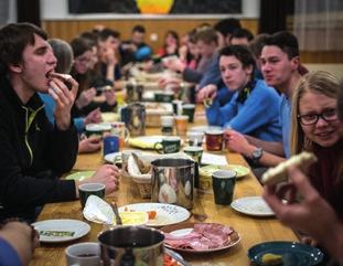 Ve spolupráci s diecézními centry pro mladé lidi připravuje: > účast mladých na Světových dnech mládeže > celostátní setkání mládeže > konferenci o mládeži > národní fórum mládeže > studijně-formační