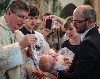 Přehled duchovních úkonů Církev provádí člověka po celý jeho život. Duchovními úkony pomáhá naplnit klíčová období od narození až po smrt.