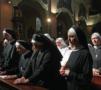 > Klášter sv. Kříže Mnišek Kazatelského řádu (OP) www.mnisky.op.cz Charismatem řádu je modlitba, práce a ticho k modlitbě.