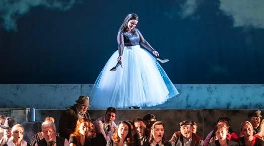 Šťastným souběhem bylo, že přišel šťastný nápad pozvat renomovanou německou režisérku, původně tanečnici a choreografku Arilu Siegert.