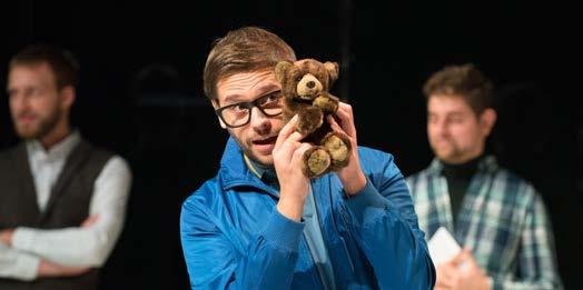 Jinak ale chebská interpretace hraje spíše na bulvární notu a snaží se vyvolat smích či strach jaksi na první signální.
