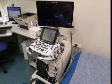 Součástí je monitorace základních životních funkcí včetně monitorace respiračních plynů.