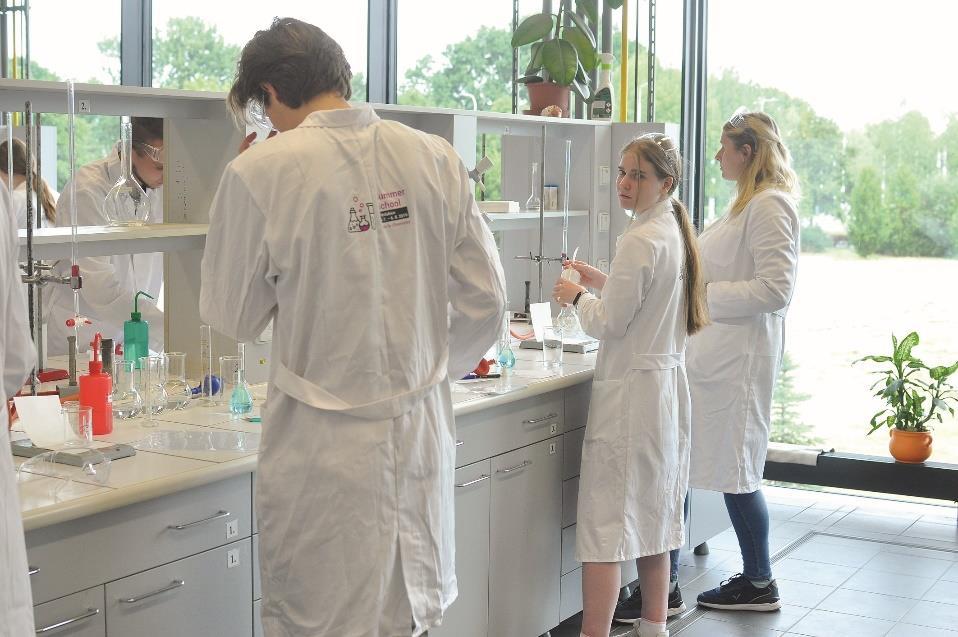 Ani o letních prázdninách naše laboratoře neosiřely.