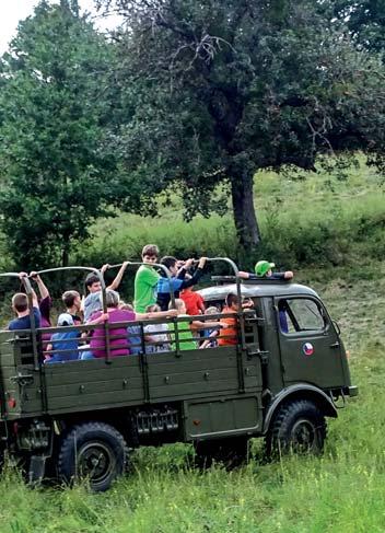 STŘÍPKY Z NAŠÍ FARNOSTI ROZLOUČENÍ S PRÁZDNINAMI Jan Jurča / Eva Šáchová Tak jako každý rok na konec prázdnin, proběhlo i letos rozloučení s prázdninami u sv.