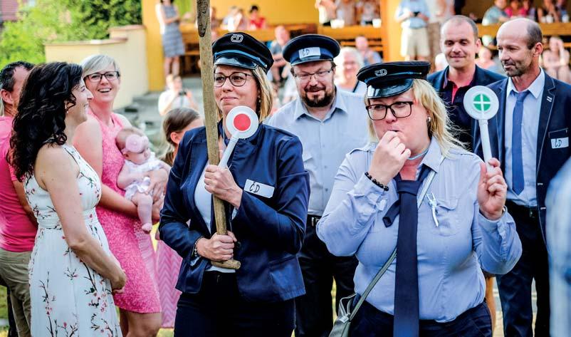 bezpochyby nejdůležitější) a odpolední agapé, které však mělo letos zcela jiný, výjimečný a pro mnohé z nás neveselý mo v: loučení.