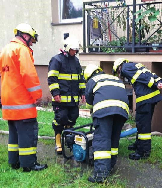 Lomná, kde se rozvodnil místní potok a zaplavil přilehlé části rodinných domů.