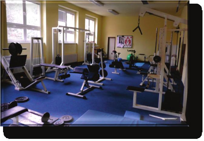 učebny, široké sportovní zázemí (posilovnu, dvě