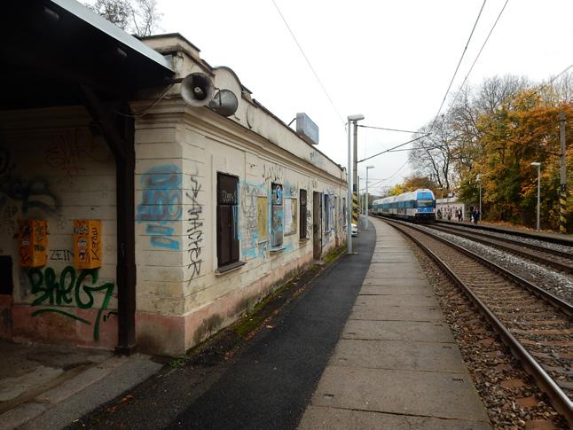 umělých staveb. Výraznější zásah do pozemků mimo současné drážní je nutný pouze v úseku Odb. Berounka Dobřichovice a v obvodu stanice Dobřichovice.