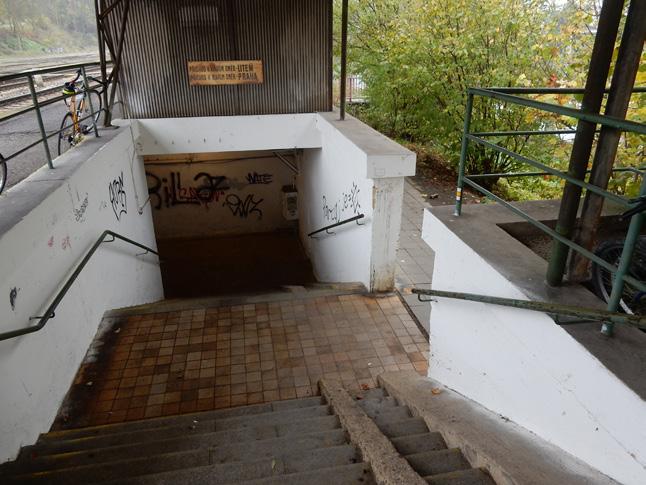 Berounka Karlštejn je součástí trati Praha- Smíchov Beroun, v jízdním řádu označené číslem 171. Jedná se o dráhu celostátní, zařazenou do sítě TEN-T.