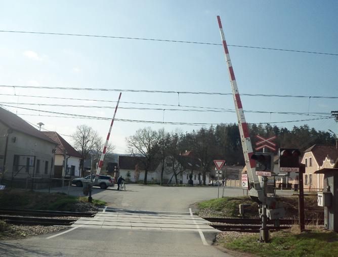 Traťová rychlost momentálně činí 100 km/h s místními omezeními, normativ délky nákladních vlaků je 640 m, u vlaků dálkové osobní dopravy i u zastávkových.