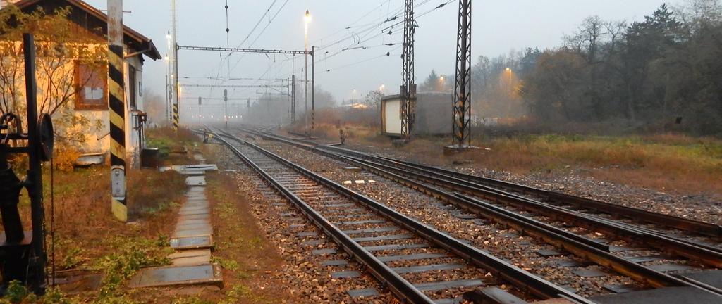 Rozpětí hlavních nosníků je 52,20 m + 62,79 m + 52,20 m a délka přemostění je 167,68 m. Spodní stavba je masivní z kamenného kvádrového zdiva a z betonu.