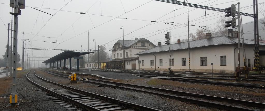 kód stavby: S-12 5 08 09 06 Současná podoba stanice Zadní Třebaň 07 Stanice Karlštejn 08 Ve stanici Karlštejn budou dvě hlavní a tři předjízdné koleje 09 Zásadní stavbou je výměna mostu přes Berounku