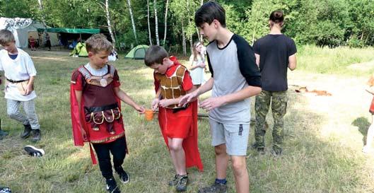 L. ročník číslo 3 září 2020 Tábor vlčat Po úmorné a velmi dlouhé cestě dorazila naše vlčata na tábořiště za skauty v neděli navečer.
