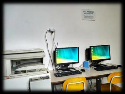 Knihovna je dále vybavena třemi počítači připojenými k internetu, barevnou kopírkou, laminátorem a vazačem kroužkové vazby, může tak poskytnout základní reprografické služby.
