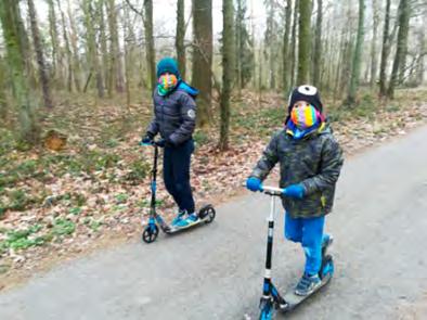 Bez mobilu se už nikdo neobejde. Původně měly lidi spojovat, ale je tomu právě naopak.