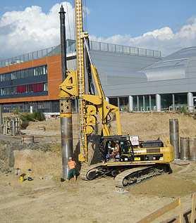 Průměru vrtu je 600 mm a hloubky 9 m. Vrtná souprava musí být ustavena tak, aby se ztotožnila osa vrtné kolony s projektovanou osou vrtu.