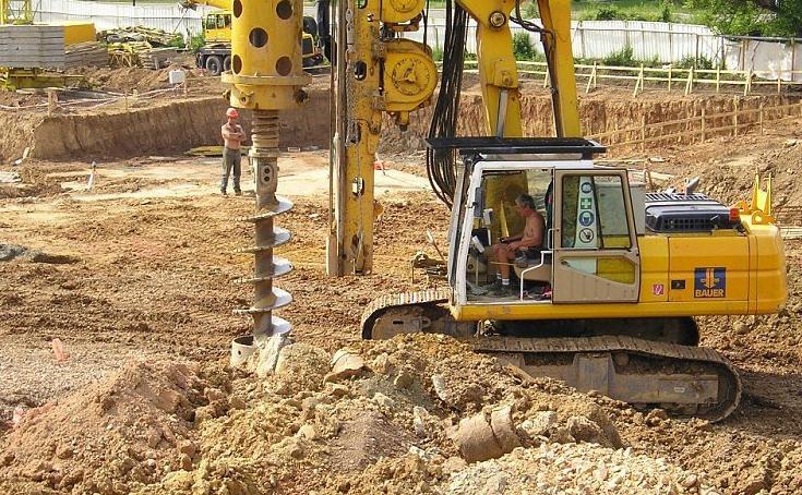 svislost teleskopu kontrolována olovnicí nebo dlouhou vodováhou alespoň ze dvou směrů. Projektovaná úroveň dna vrtu je 9, 350 m.