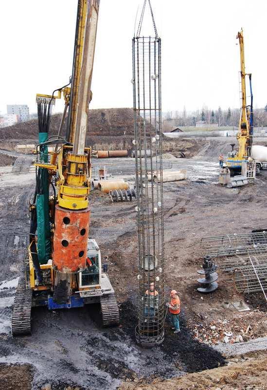 Čištění vrtu se provádí vrtnou soupravou, dno se začistí pomocí čistící šapy s otevíratelnými klapkami, přičemž se provedou 2 až 3 návrty.