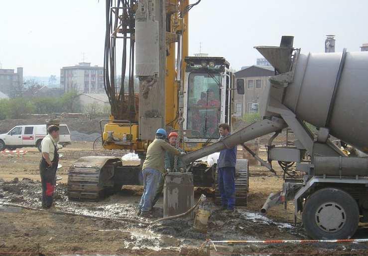 roura pozvolna povytahuje ovšem, tak aby (kromě zahájení betonáže) byla v betonu ponořena vždy nejméně 1,5 m.