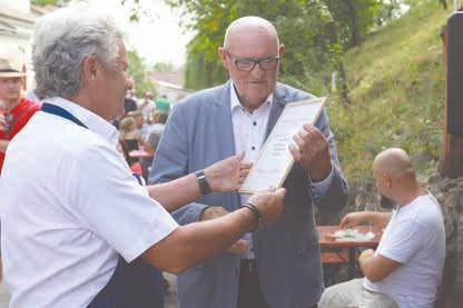 FOTO: PAS Hlavní cenu přijel do Bojkovic předat Václav Klaus ml. (uprostřed). FOTO: TZK Domácí ŠI-ML TEAM s hovězím. FOTO: PAS hlasovali za tónů kapely Black & White.