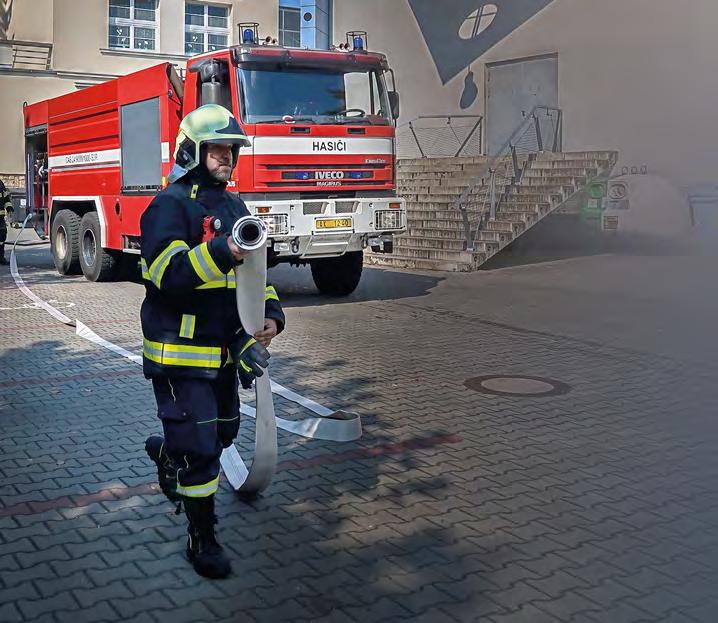 Dole: ukázka zásahu výjezdové jednotky Klánovice. Vlevo: malý Soptík s hadicí po ukázce požárního útoku. Dole: momentka z poděkování nastoupené výjezdové jednotce SDH Klánovice.