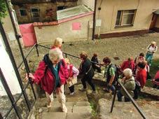 První zastávka našeho květnového výletu byla na zámku Chvaly, který je v majetku městské části Praha Horní Počernice. Celý areál byl v roce 2008 citlivě zrekonstruován.
