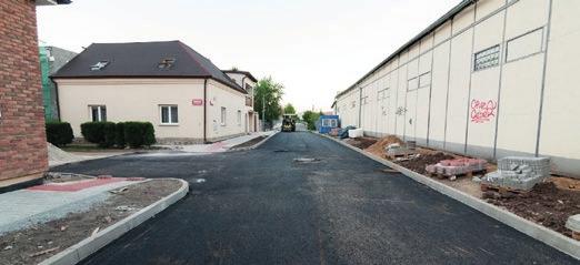 Dělníci pokračují na první etapě rekonstrukce. Z některých lije pot tak, že se cítím až provinile, když je míjím sedíc v autobuse na novém kruhovém objezdu.