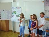 Tělocvična má tvar ležícího psa, jednou nohou je propojená s budovou školy, ve druhé se nacházejí šatny. V hlavě byste našli sprchy a toalety.