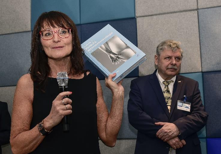 Vlevo: Profesor Tomecki (dole uprostřed) a kolektiv lékařů I.DVK. // Vpravo: Křest 2. dílu knihy Klinická dermatovenerologie v rámci 25. Národního dermatovenerologického kongresu (prof.