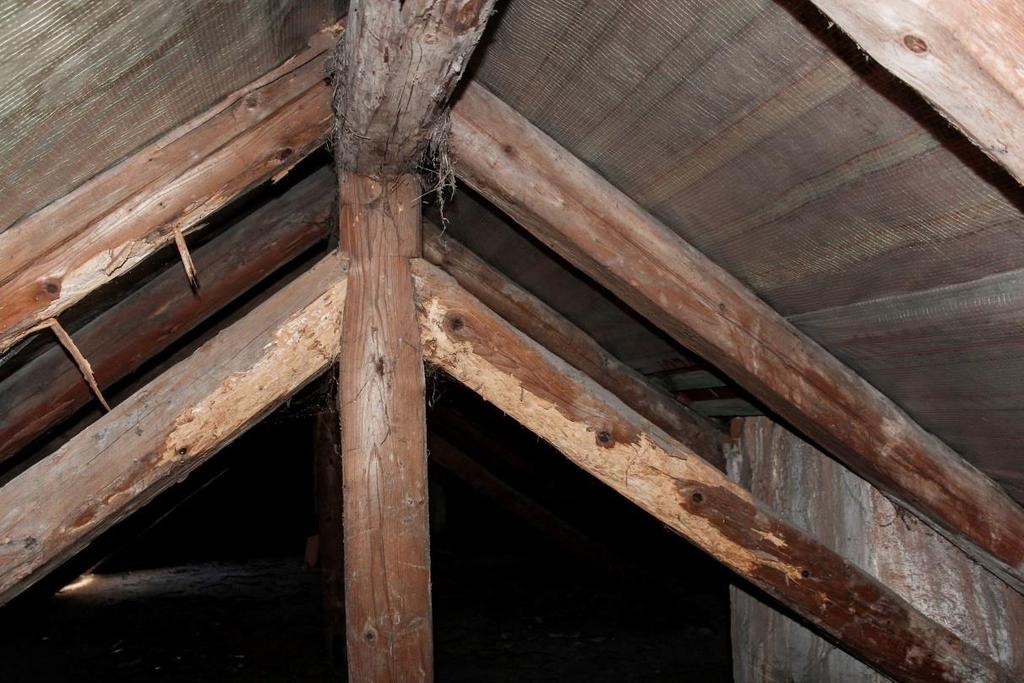 3. Plná vazba krovu, značně poškozená aktivním