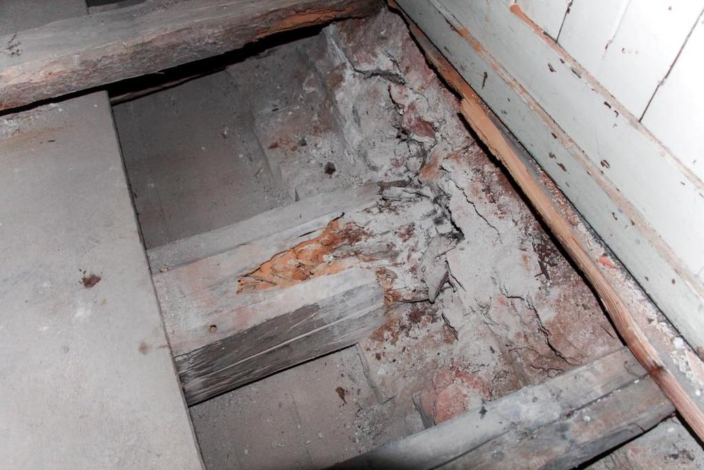 11. Detail těžkého poškození stropního trámu nad 2.