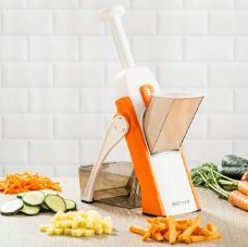 ušetřit několik minut při přípravě jídla. Fritéza se rychle nahřeje, takže ji stačí zapnout 1 nebo 2 minuty předtím, než přidáte do košíku jídlo. 2. PERFEKTNÍ NAKRÁJENÍ = PERFEKTNÍ HRANOLKY Hranolky jsou jedním z nejoblíbenějších pokrmů.
