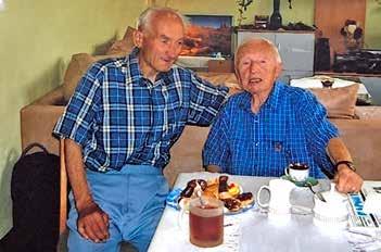 JAROSLAV VĚTROVEC, 100 LET Jaroslav Větrovec se narodil 8. 8. 1920 v Rakovníku a už od ú dětství miloval sport, především jízdu na kole.