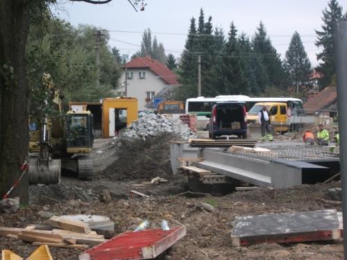 Město Horní Bříza, jako vlastník pozemků, na kterých se stavba měla uskutečnit, uzavřelo s dodavatelem stavby smlouvu, ve které se mimo jiné zavázalo: Zda rozsah onoho strpění byl uveden v projektu