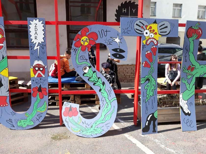 dvě mouchy jednou ranou: lustr a unplugged v rudolfinu Druháci a třeťáci z multimediálky a designu si nenechali ujít festival ilustrace LUSTR, který je přehlídkou nejčerstvější volné ilustrace a