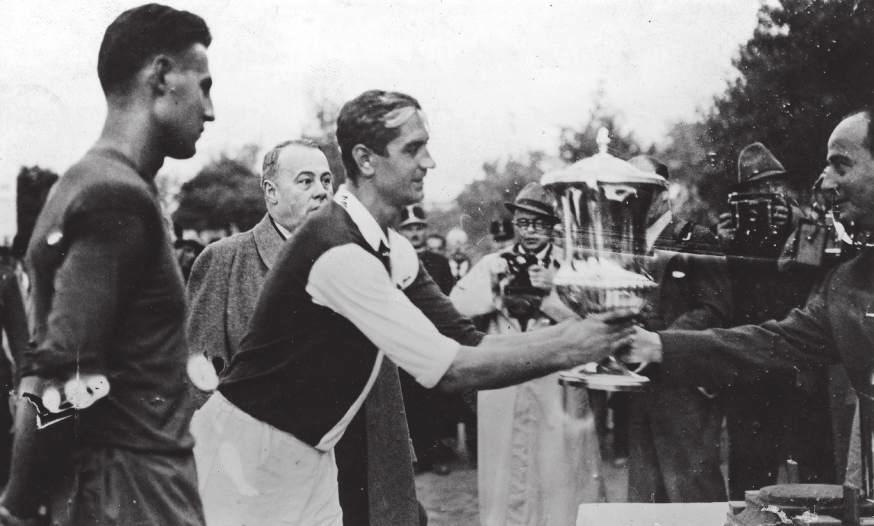 Neděle 11. září 1938, stadion Üllői Út v Budapešti. Červenobílí právě vyhráli nejuznávanější kontinentální soutěž, Středoevropský pohár.