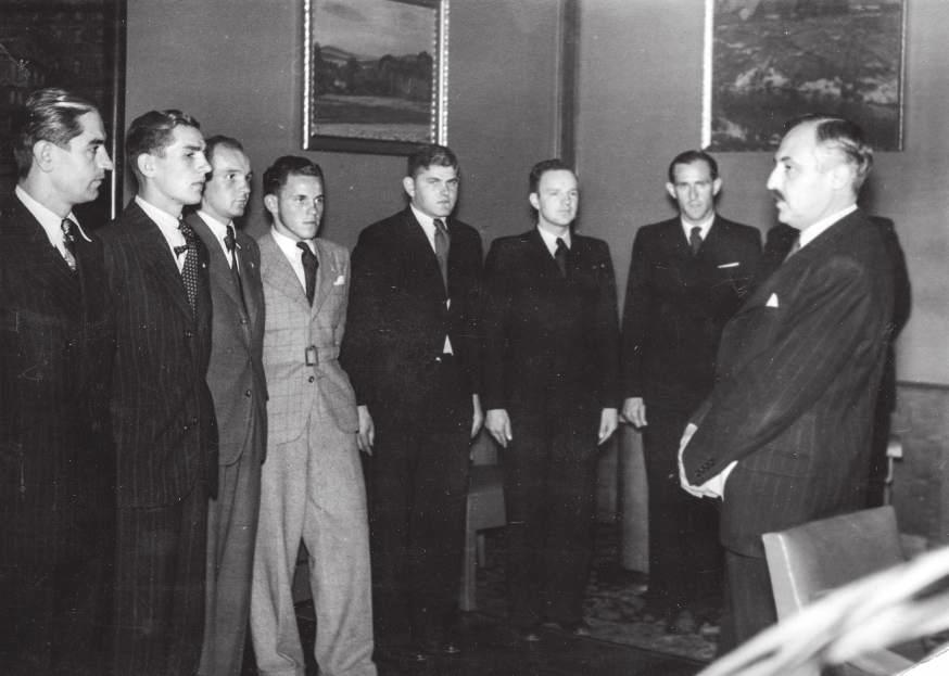 Zdeněk Zikmund: Bican proti Hitlerovi 34 Ministr František Ježek předal v září 1938 vítězům Středoevropského poháru diplomy a medaili Za zásluhy.