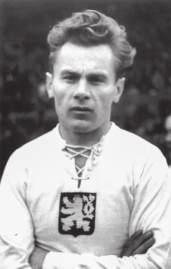 51 Fotbal před vznikem protektorátu vzdoru, podpisy řady reprezentantů Petera Platzera, Karla Sesty, Willyho Schmause, Hanse Mocka, Stefana Skoumala, Franze Wagnera, Franze Bindera, Willyho