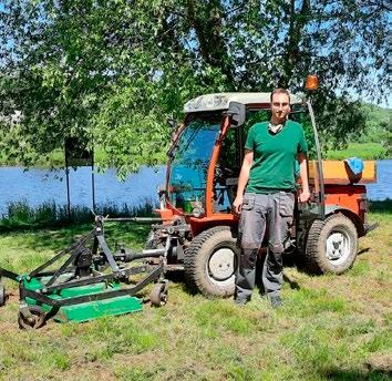 Máme na starosti i koše na psí exkrementy, kterých tu Obecní multikára každé ráno objíždí kontejnery na směsný odpad a likviduje obrovské množství nepořádku.