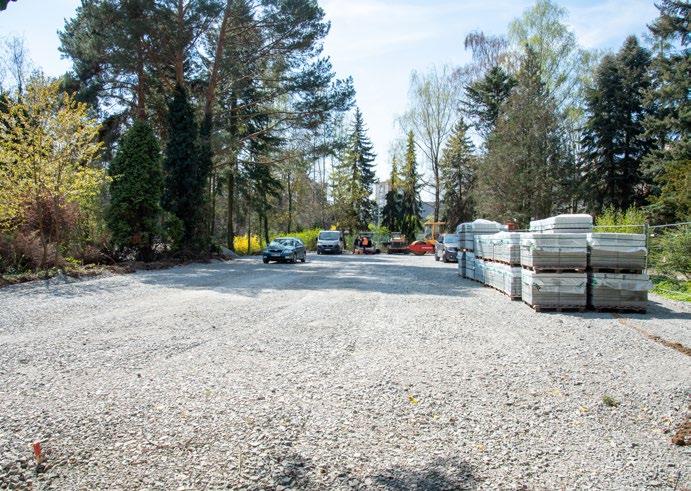 Pod dětskou klinikou vzniklo nové parkoviště Dlouhodobý nedostatek volné parkovací kapacity v areálu