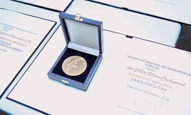 Jiří Pechar přebírá Pamětní medaili Jana Patočky za celoživotní přínos humanitním vědám, budova