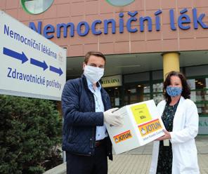 Takto odbavuji postupně další pacienty, které na odběr odeslala Krajská hygienická stanice Ústeckého kraje. Další příchozí, která mi utkví v paměti, je žena středních let. Klepe se strachy.