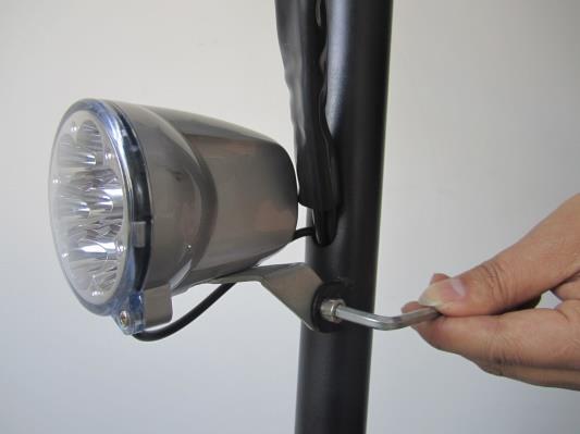 Naplno zvedněte řídítka do svislé pozice až dojde k uzamčení mechanismu. 4.