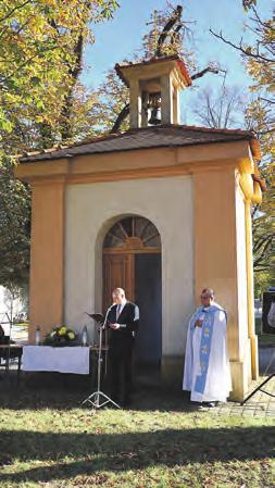 května 2019, kdy poprvé, během průvodu obcí, dostala květinu i tanec od májovníků (vždy se dává květina pouze k pomníku padlých). Bohužel, kaplička byla v tuto chvíli stále ještě bez zvonu.
