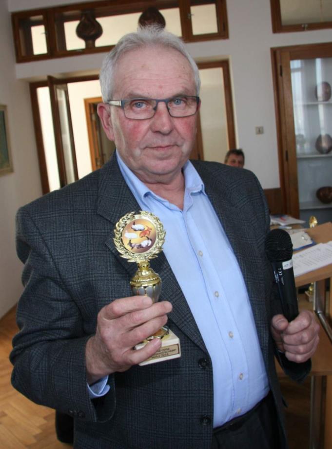 KALIFORNSKÝ VÍTĚZNÁ KOLEKCE 292-295 378,0 Jeníček Karel (Kal černý) POHÁR BARVA a SRST 318 94,5 Jeníček Karel (Kal havana) ŠAMPION 1,0 1.) 339 95,0 Warmuth Manfred (Kal modrý) ŠAMPION 1,0 2.