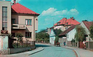 Pamatuji se také na dobu, kdy už byla babička Dvořáková v důchodu a děda s fajfkou u pusy, tehdy už ležící, brali důchod 197 Kčs.