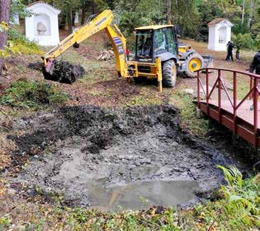 ŽIVOTNÍ PROSTŘEDÍ Skalecké jezírko prošlo důkladnou očistou Předposlední říjnový týden proběhlo odbahnění a čištění jezírka na Skalce.