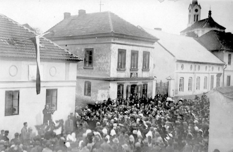 Jako spisovatel byl za 1. republiky čtenáři i filmovými diváky velmi oblíbený. Velké úcty požíval, jako slavný rodák, také u obyvatel a radnice Mníšku, kterou mu prokazovali ještě za jeho života.